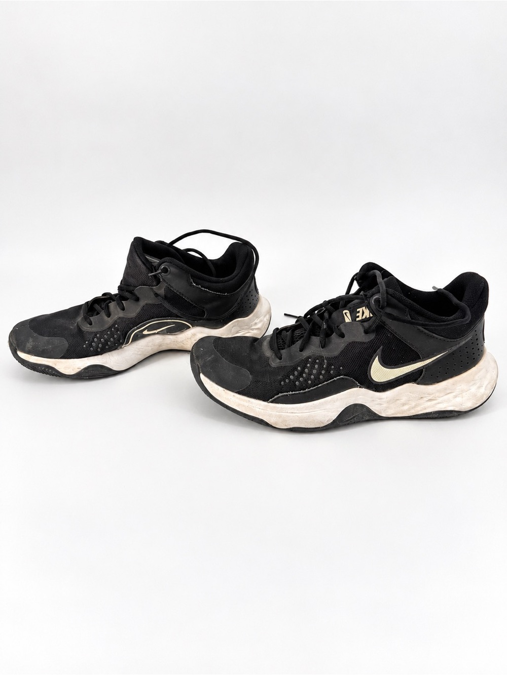 Nike Men’s fly by Black and White Athletic Sneakers